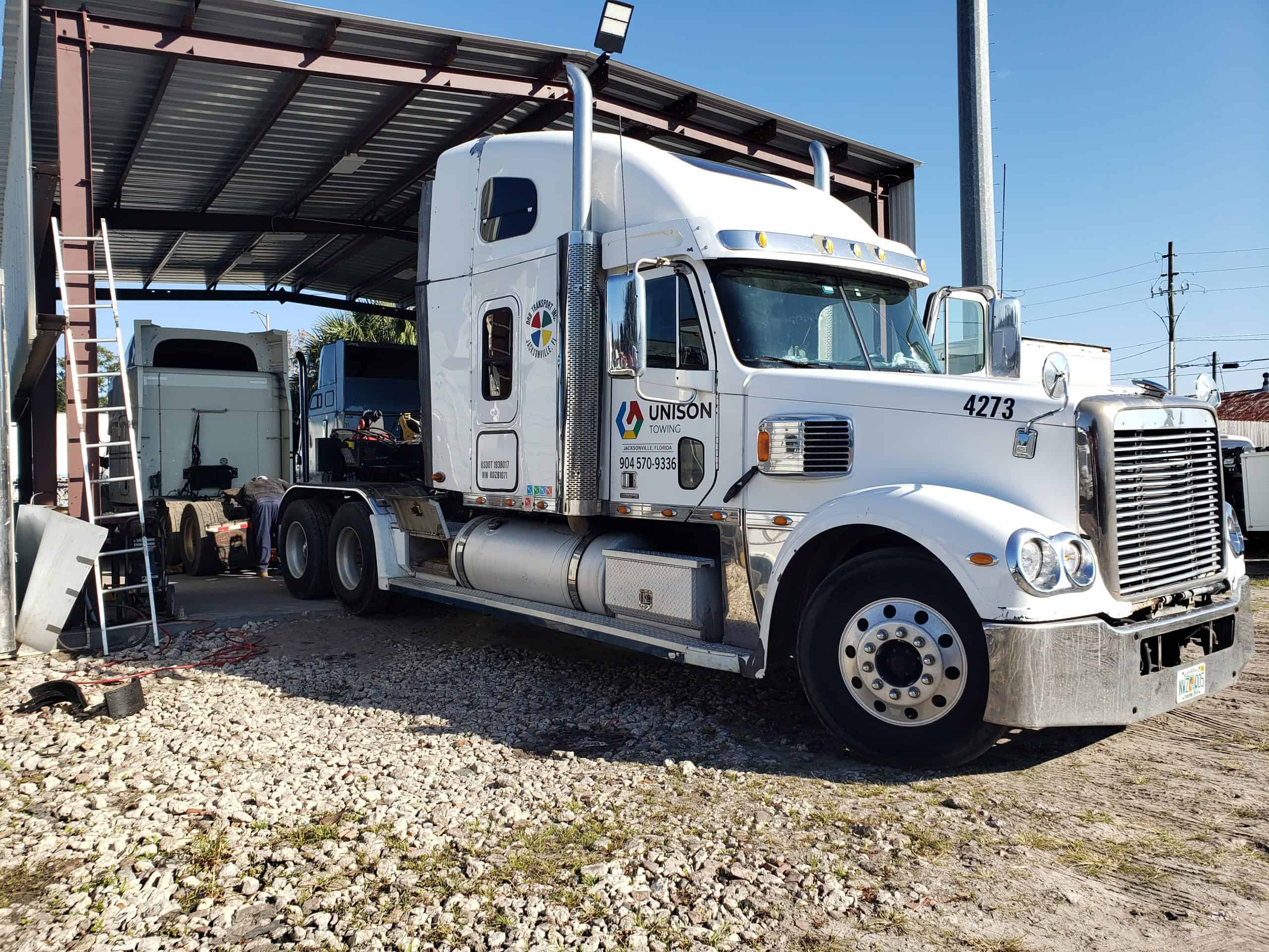 Heavy Truck Towing - GF Truck Services - Jacksonville, FL - 904-570-9336